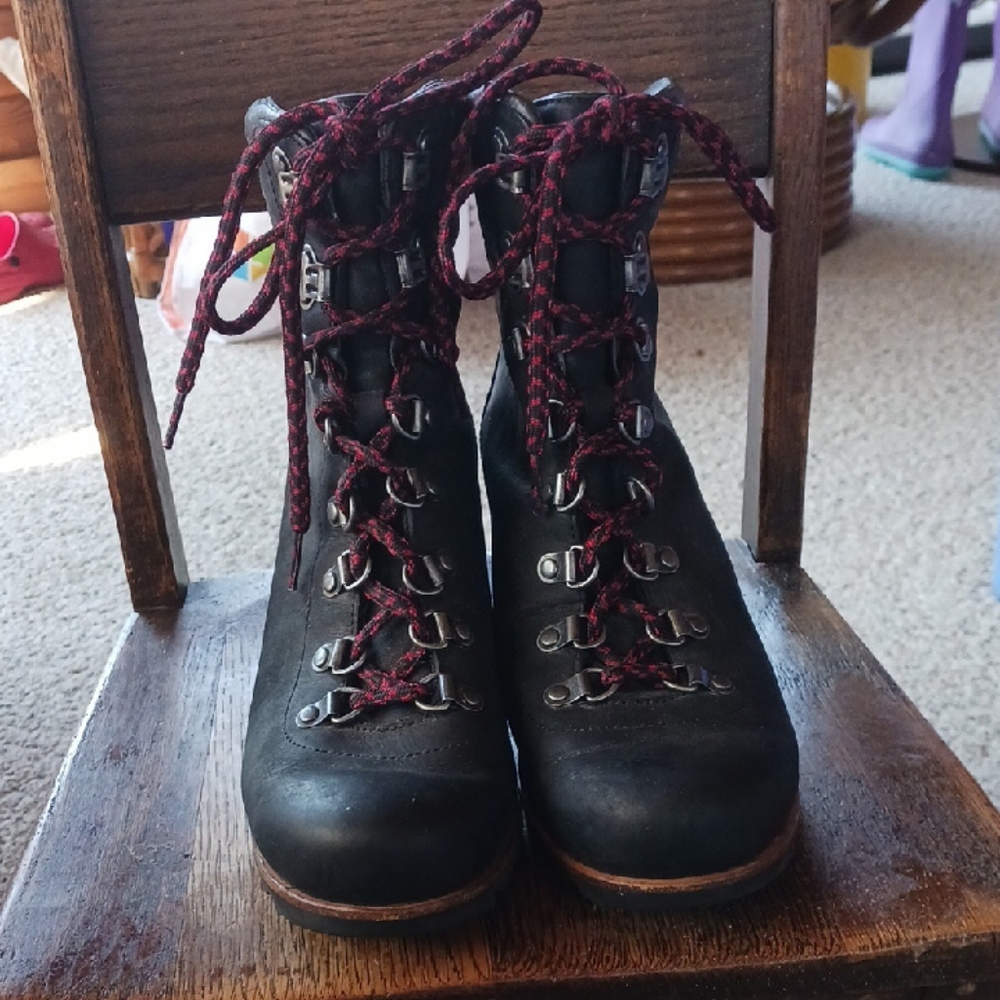Sorel Black Lace Up Boots Rugged Design Durable Sole